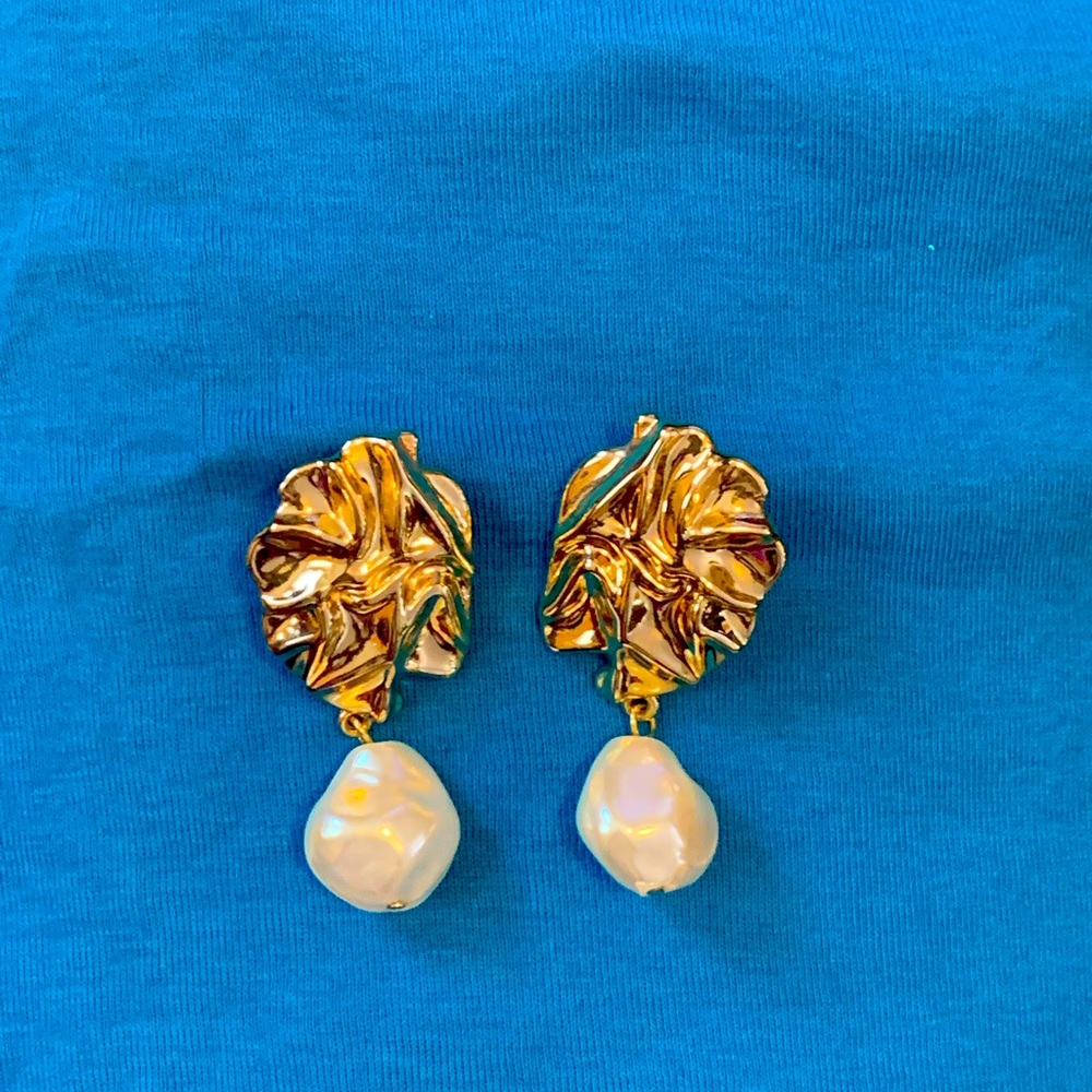 Gold tone earrings with pearl like drop stone. Very well made and comfortable